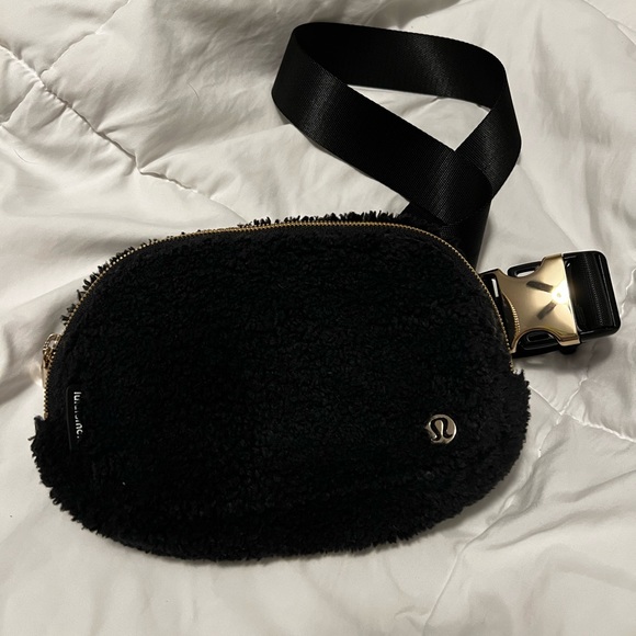 lululemon everywhere fleece belt bag in black - Picture 2 of 10